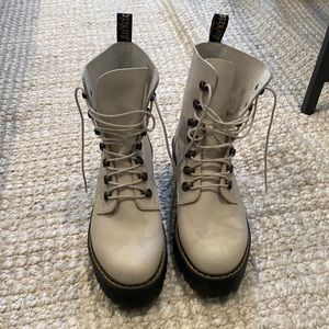 Dr. Martens US 9 Leona Bone Boot